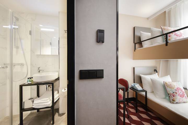 Room 34 of 62