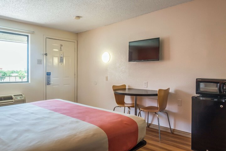 1 King Bed (5 of 5)