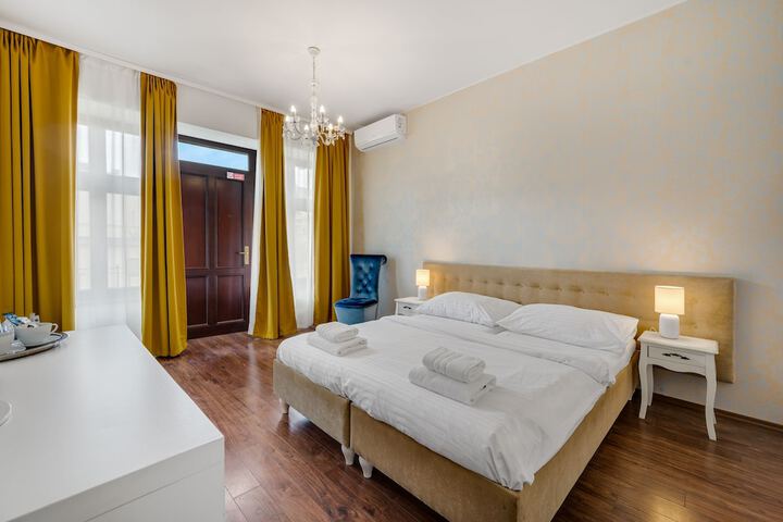 Room 8 of 48