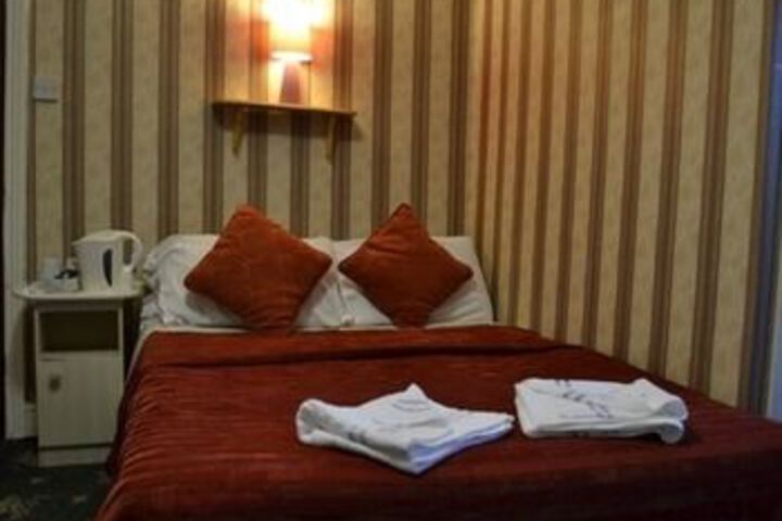Room 4 of 7