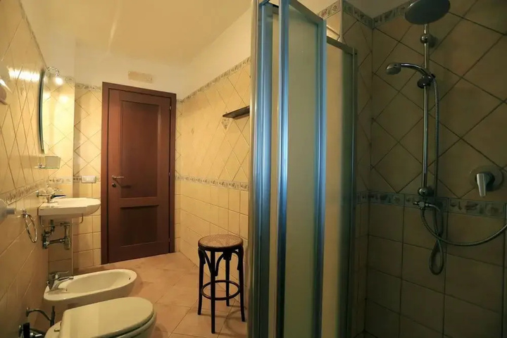 Room 8 of 16