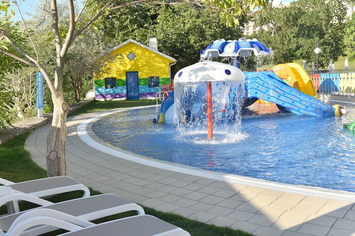 Hotel with Pool