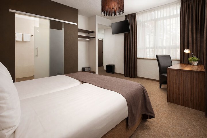 Room 10 of 27