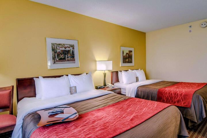 2 Queen Beds (6 of 10)