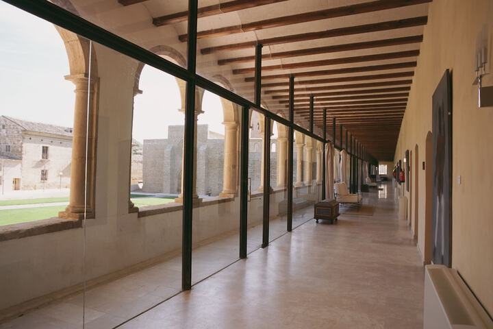 Ballroom/Hall 36 of 43