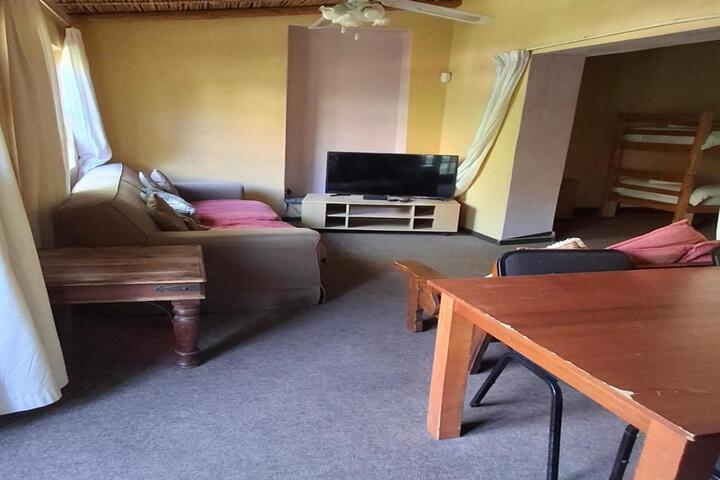 Lounge 28 of 50
