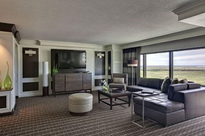 Luxury King Bed (3 of 21)