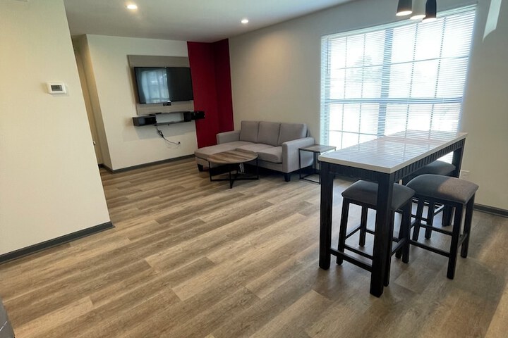 Room 6 of 43