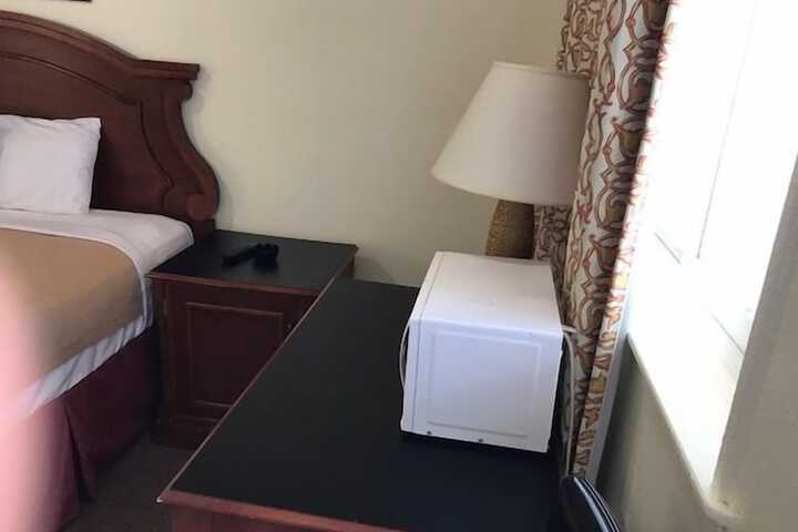 1 King Bed (4 of 6)