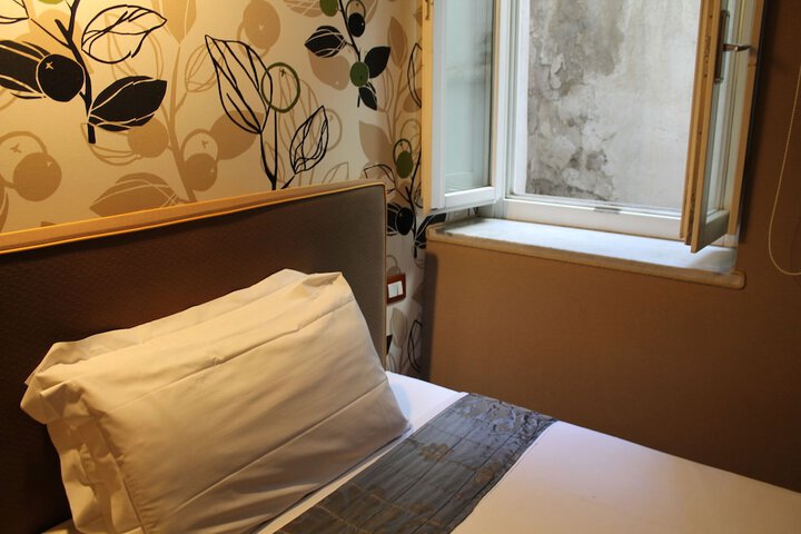 Room 30 of 62