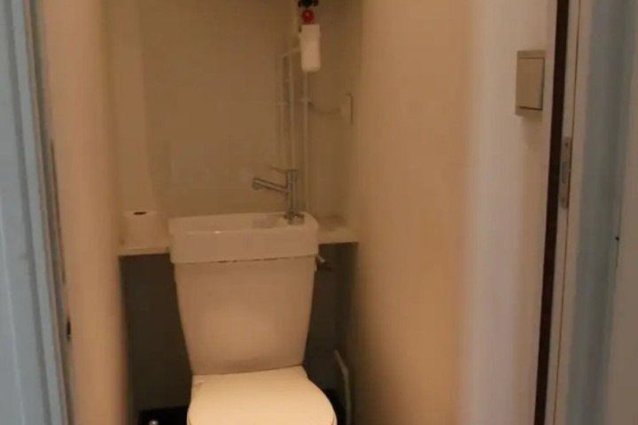 Room 6 of 9