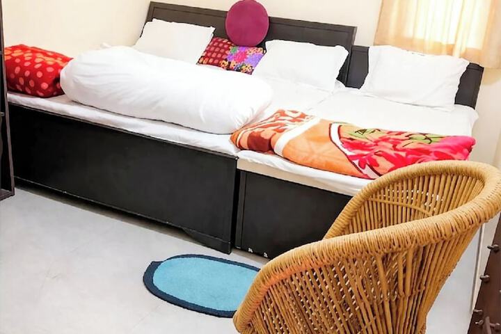 Room 4 of 12