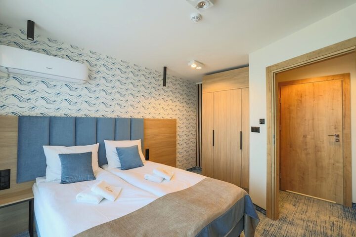 Room 8 of 44