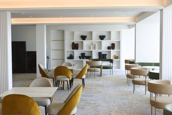 Lounge 65 of 79