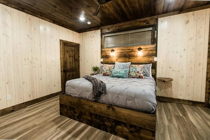 Room 2 of 10