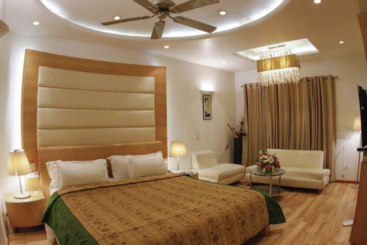 Room 16 of 28