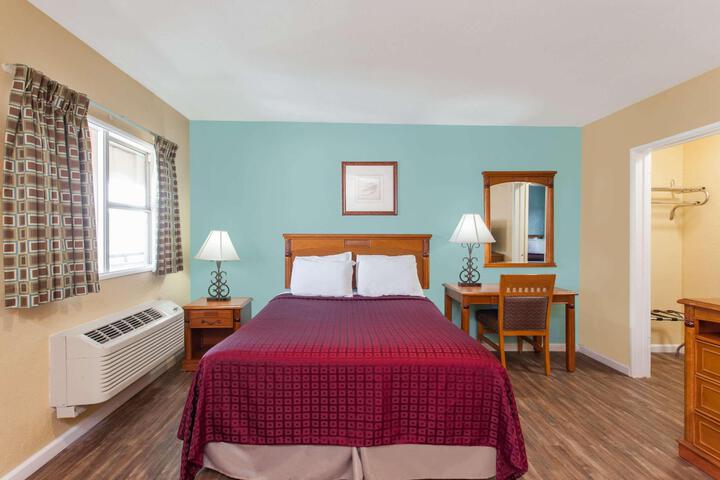 2 Queen Beds Beds Deluxe Room (8 of 12)