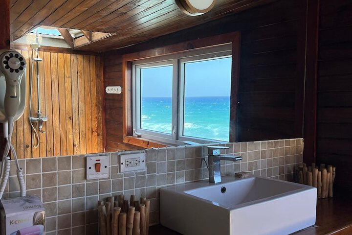 Room 4 of 130