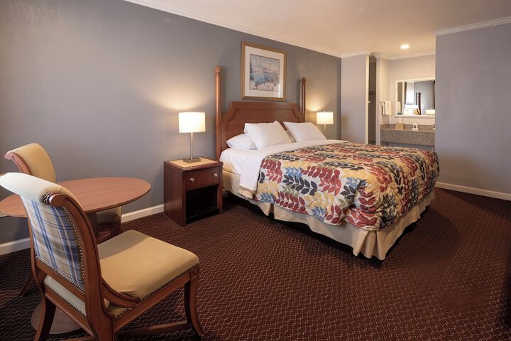 Basic King Bed (22 of 23)