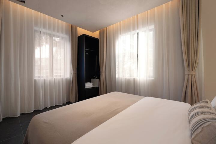 Room 9 of 100