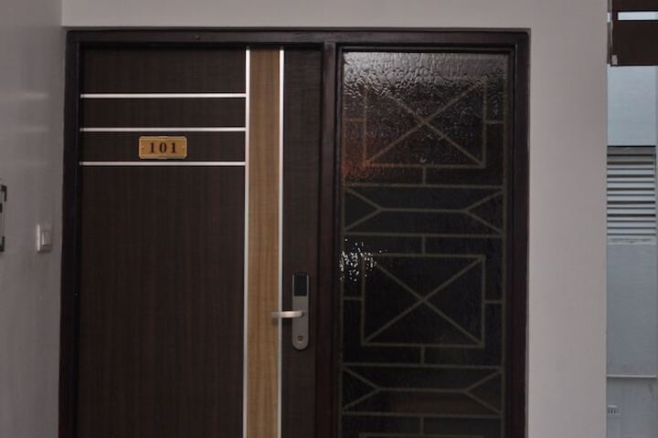 Room 4 of 9