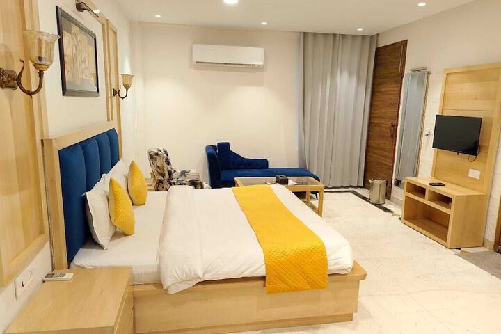 Room 4 of 15