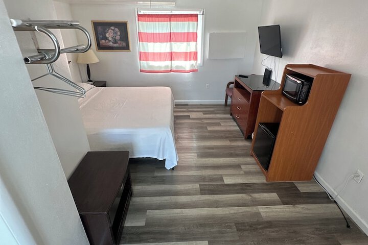 Room 10 of 14