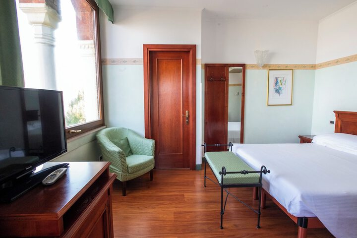 Room 42 of 77