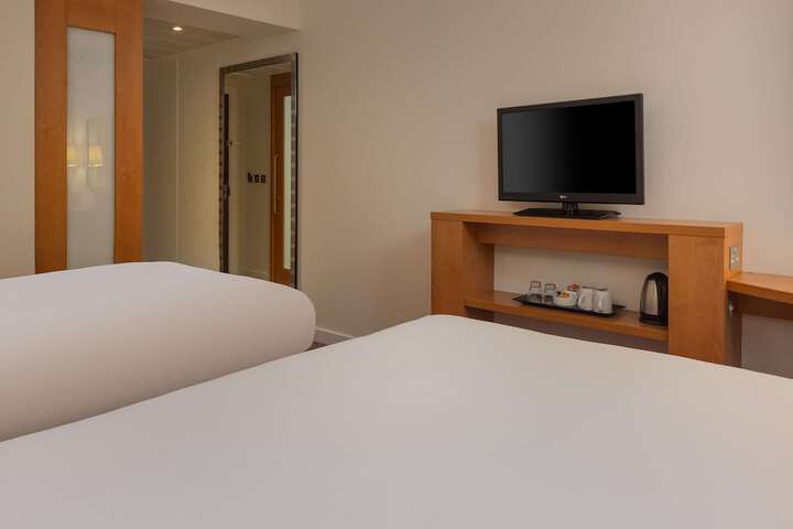 Room 34 of 108