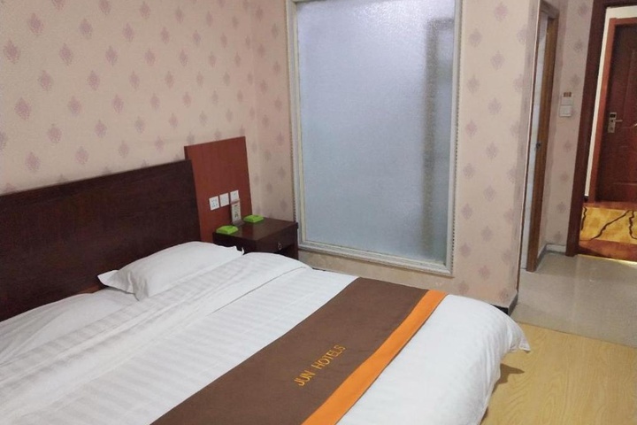 Room 7 of 12