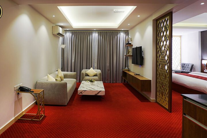 Room 13 of 83