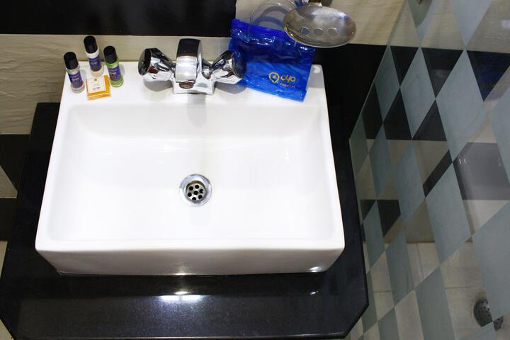 OYO 16006 Hotel Meedos Grand