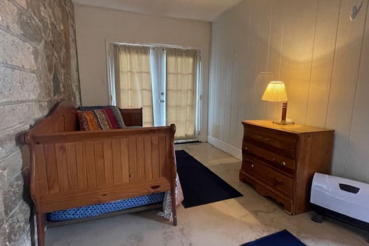 Room 43 of 213