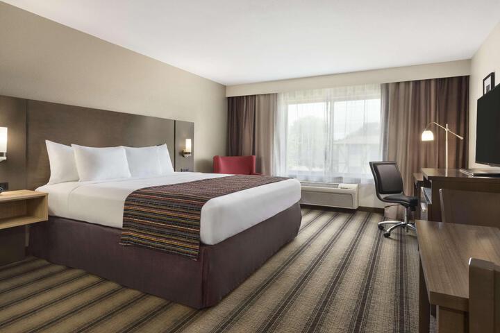 1 King Bed (2 of 10)