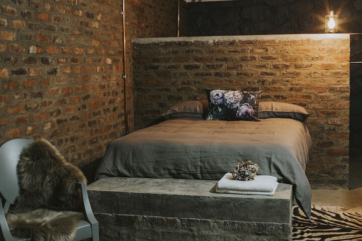 Room 9 of 12