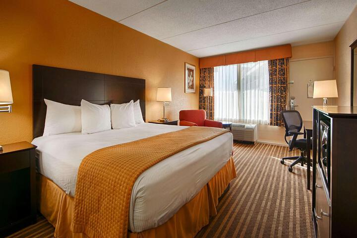 1 King Bed (4 of 8)