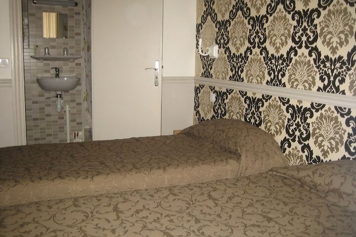 Room 12 of 37