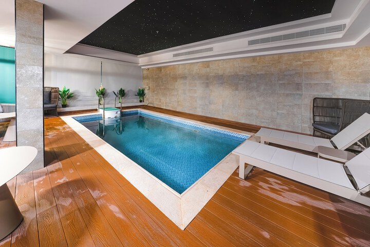 Pool 21 of 37