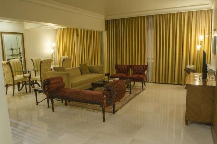 Room 10 of 28