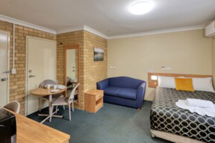 Room 4 of 99