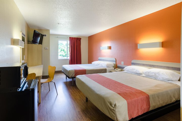 2 Queen Beds (1 of 6)