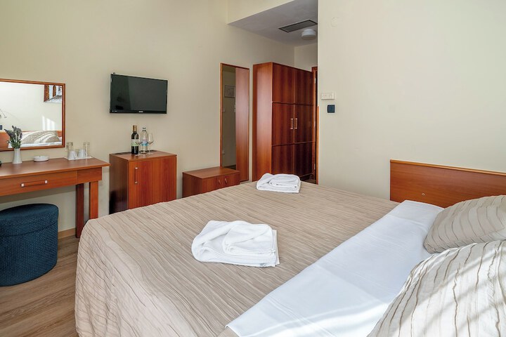 Room 28 of 235