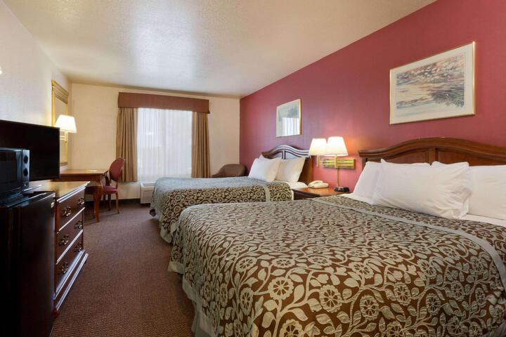 2 Queen Beds (2 of 6)