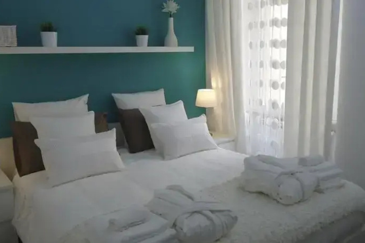 Room 3 of 8