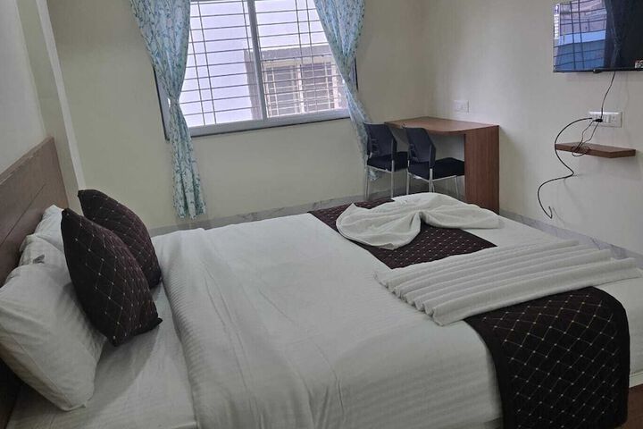 Room 4 of 9