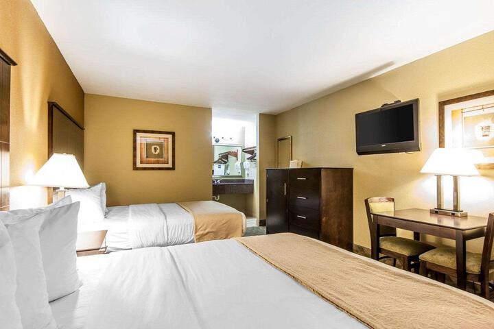 2 Queen Beds (8 of 9)