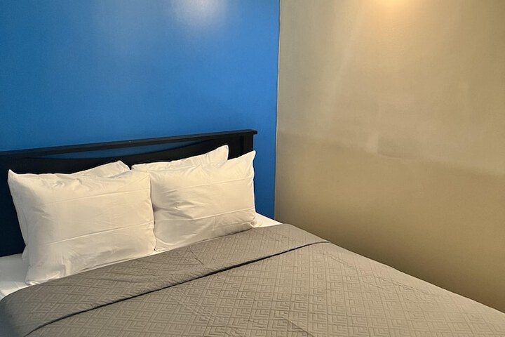 Room 8 of 12