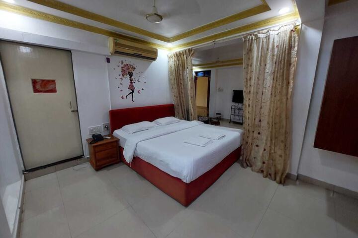 Room 2 of 10