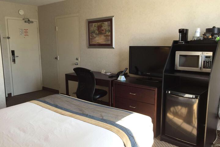1 Queen Bed (6 of 20)