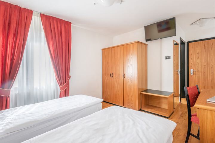 Room 33 of 100